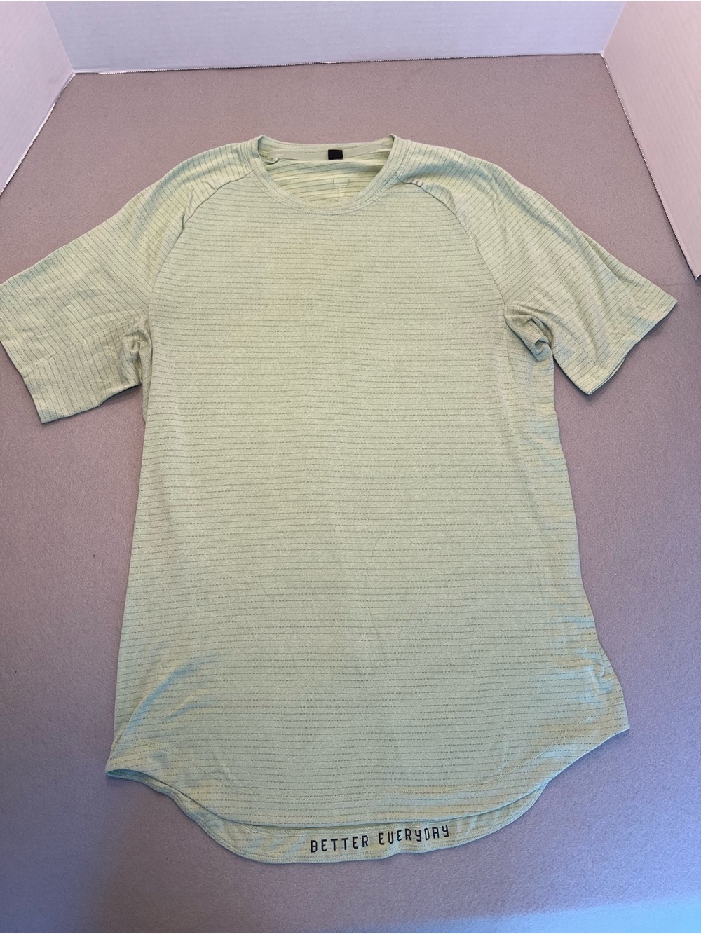 Lululemon Men's Medium Green Mesh Short Sleeve Pullover Lightweight T-Shirt